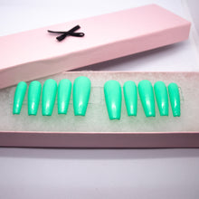 Load image into Gallery viewer, Minty Press On Nail Set

