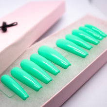 Load image into Gallery viewer, Minty Press On Nail Set
