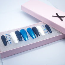 Load image into Gallery viewer, Snowy Sweater Press On Nail Set
