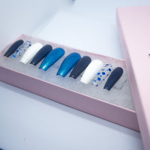 Load image into Gallery viewer, Snowy Sweater Press On Nail Set
